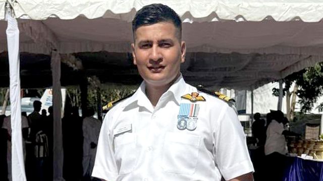 नंगल के अभिनव राणा की बड़ी उड़ान, भारतीय नौसेना में बने हेलीकाप्टर पायलट
