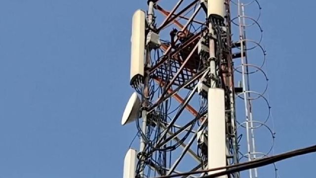 फतेहगढ़ साहिब में चार साल की बेटी को लेकर मोबाइल टावर पर चढ़ा युवक, पत्नी के धोखे की सुनाई दर्दनाक कहानी

