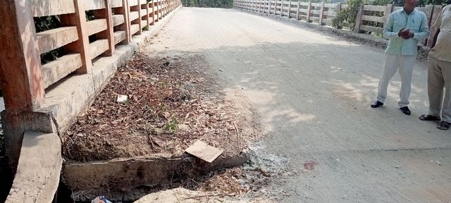 यूपी-बिहार को जोड़ने वाला रास्ता क्षतिग्रस्त, जान जोखिम में डालकर सफर कर रहे लोग
