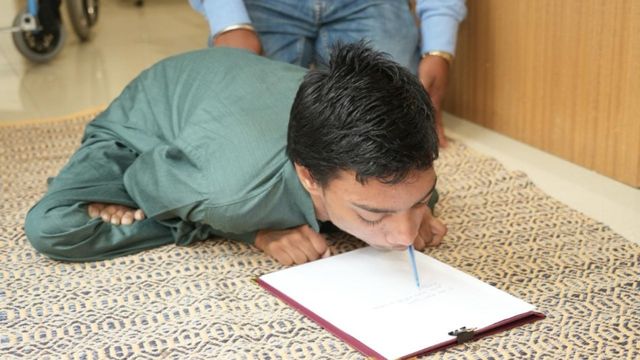 हौसलों की उड़ान: बीमारी में खोया हाथ तो मुंह से पकड़ी कलम, 10वीं बोर्ड में हासिल किए 93.8% अंक
