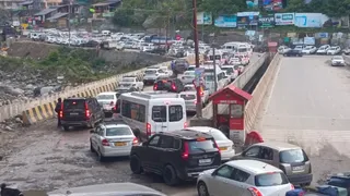 मनाली से रोहतांग दर्रे की ओर रुख करते पर्यटक वाहनों का लगा जाम। जागरण