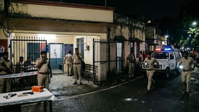 पुलिस को खुली चुनौती, हथियार और कारतूस के साथ गिरफ्तार बदमाश हथकड़ी समेत खरीक थाने से फरार
