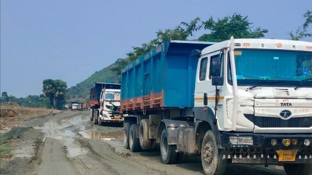 नवादा: हल्की बारिश में ही तालाब बनीं अकबरपुर की सड़कें, ग्रामीणों ने दी आंदोलन की दी चेतावनी
