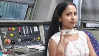 मालगाड़ी के इंजन बोगी में जाकर बनाई रील। (जागरण)