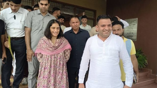 'राजनीति वाले खेल छोड़ दें, मैं भी मैदान में लौट जाऊंगी'; विनेश फोगाट का डिप्टी स्पीकर को जवाब

