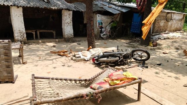 अंबेडकरनगर: तालाब विवाद में हत्या, छह पर केस दर्ज और आरोपियों के घर तोड़फोड़
