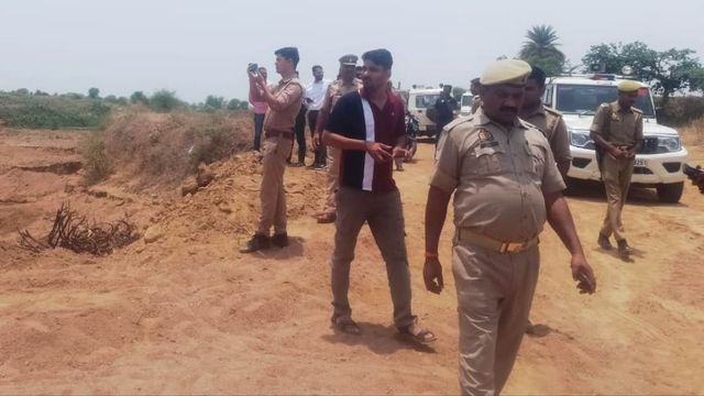 बांदा में खनन के दौरान पोकलैंड मशीन में दबकर चौकीदार की मौत, परिजनों ने लगाया  हत्या का आरोप

