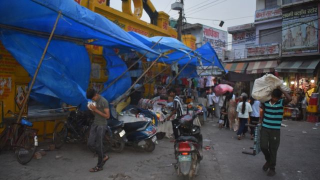Hathras Weather: दिनभर तेज गर्मी के बाद बदला मौसम, शाम को आंधी और बूंदाबांदी ने दी हल्की राहत