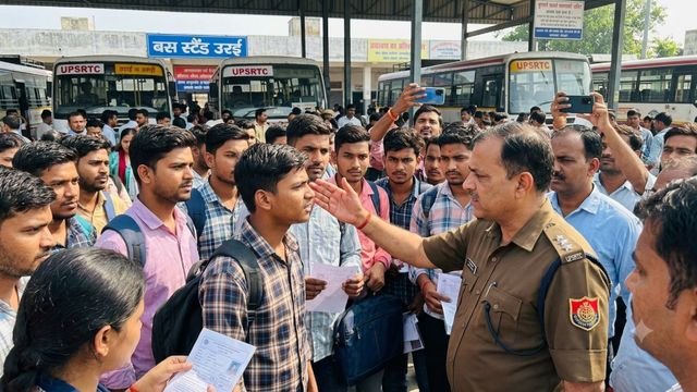 उरई में आरक्षी भर्ती परीक्षार्थियों से एआरएम की अभद्रता, वीडियो वायरल होने पर जांच शुरू
