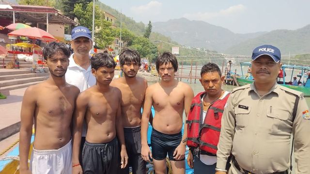 ऋषिकेश में गंगा पार करने के चक्कर में बीच धारा में फंसे हरियाणा के 4 पर्यटक, जल पुलिस ने किया रेस्क्यू