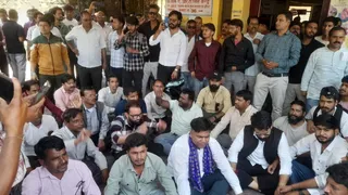 नई टिहरी जिला अस्पताल में शासन-प्रशासन के खिलाफ नारेबाजी और प्रदर्शन करते मृतक केतन के स्वजन और ग्रामीण। जागरण