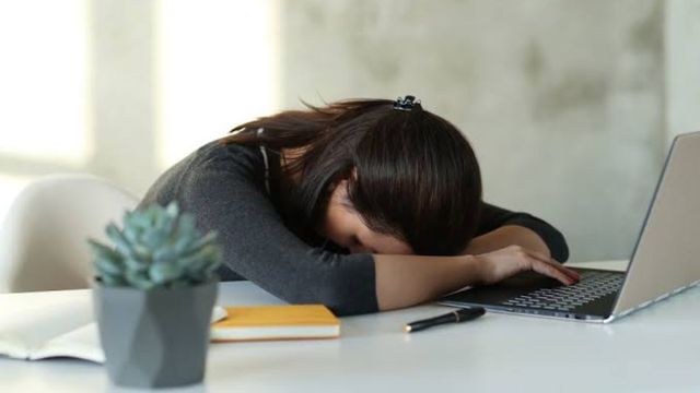 आप भी बिना कारण महसूस करती हैं थकान? शरीर के इन संकेतों को इग्नोर करना महिलाओं को पड़ सकता है भारी