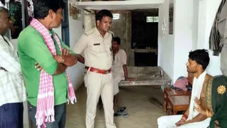 काको के तारडीहा में मृतका के पुत्र से पूछताछ करते एसडीपीओ सुबोध कुमार सिंहा । सौजन्य (एसडीपीओ)