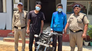 घनसाली पुलिस द्वारा गिरफ्तार किए गए दो बाइक चोर।