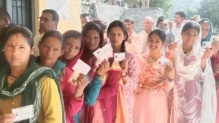 पाटी नगर पंचायत चुनाव में सुबह केंद्र पर मतदान करने पहुंचे मतदाता।