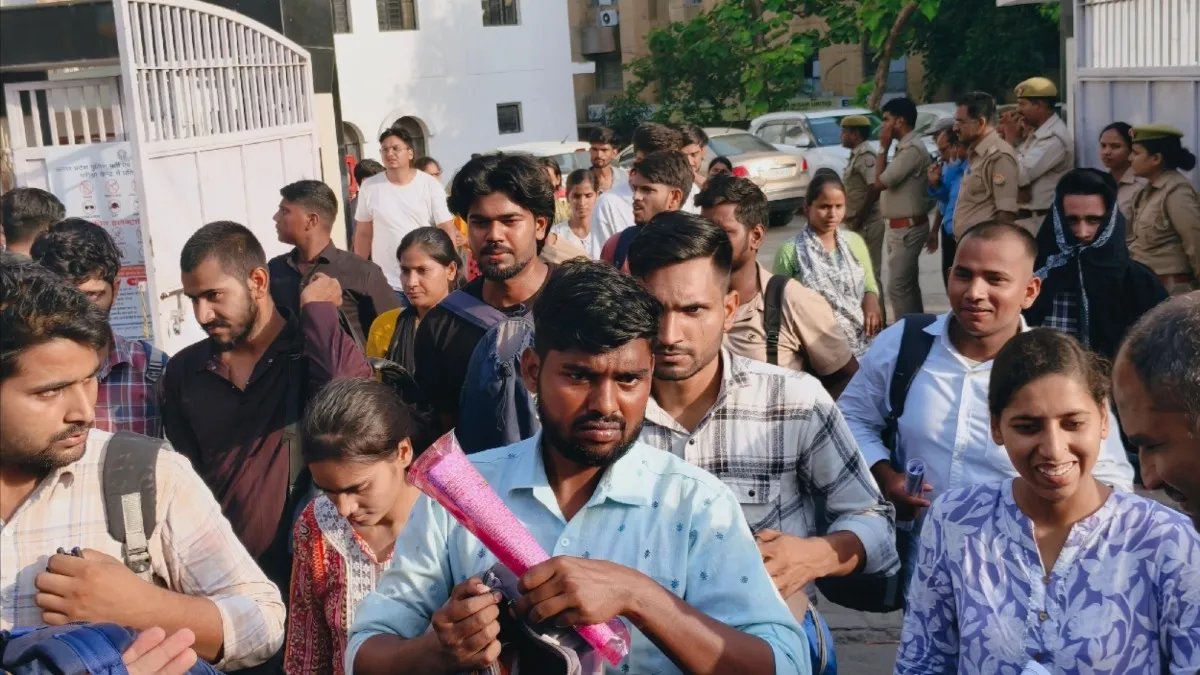 यूपी पुलिस भर्ती परीक्षा में पहले दिन 25% अभ्यर्थियों ने छोड़ा एग्जाम, मोबाइल के साथ पकड़े गए दो परीक्षार्थी