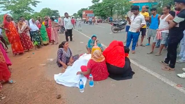 झारखंड में भाजपा नेता की कार ने ली फेरीवाले की जान, मुआवजे की मांग को लेकर 2 घंटे जाम
