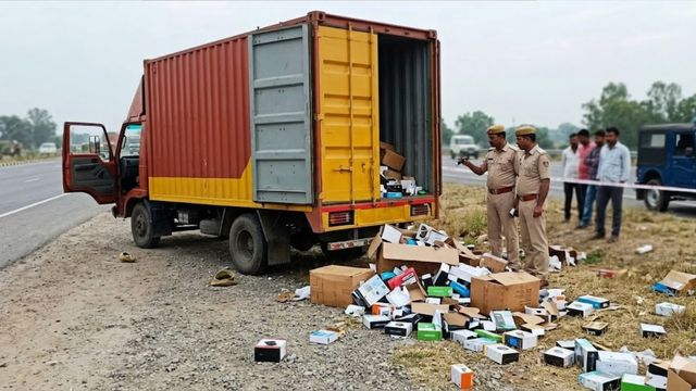नोएडा से गुवाहाटी जा रहे ट्रक से करोड़ों रुपये के मोबाइल गायब, लावारिस कंटेनर बरामद; चालक-खलासी फरार
