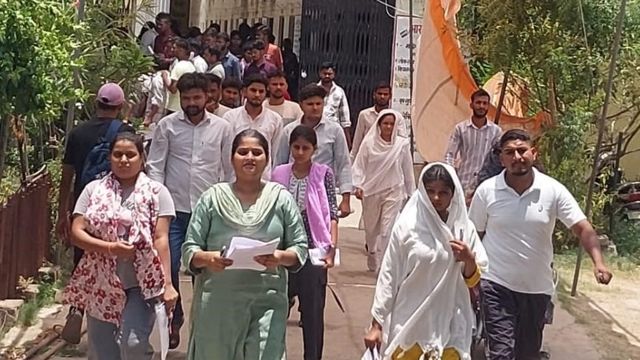 पुलिस भर्ती परीक्षा में अंग्रेजी व रीजनिंग ने उलझाया, रेलवे स्टेशन और बस स्टैंड पर उमड़ी अभ्यर्थियों की भीड़
