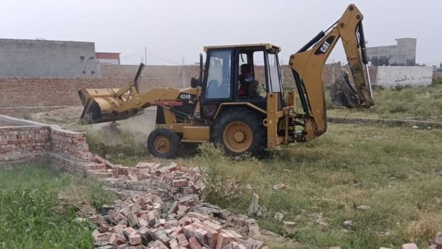 सोनीपत के खरखौदा में अवैध कॉलोनियों पर चला बुलडोजर, 18 एकड़ भूमि पर निर्माण ध्वस्त
