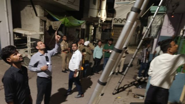 लखनऊ में ब‍िजली व‍िभाग ने सुबह 4 बजे मारा छापा, चोरी से चार्ज हो रहे थे 35 ई-र‍िक्‍शा; कट‍िया से चलते म‍िले AC 

