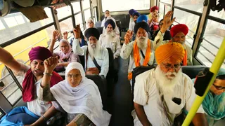 पाकिस्तान रवाना होते हुए सिख श्रद्धालु।