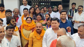 निर्वाचन की औपचारिक घोषणा के साथ ही समर्थकों में खुशी। फोटो: जागरण