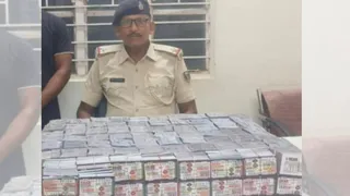 दरभंगा जीआरपी की ओर से जब्त की गई लाटरी की टिकट। सौ. पुलिस