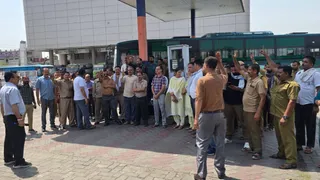 ऊना में सरकार के खिलाफ प्रदर्शन करते एचआरटीसी ड्राइवर व कंडक्टर यूनियन के सदस्य। जागरण