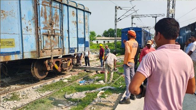 जमुई स्टेशन यार्ड में मालगाड़ी के दो वैगन पटरी से उतरे, बड़ा हादसा टला
