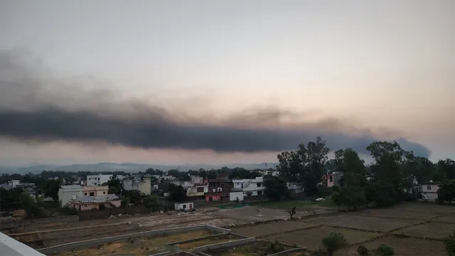 धुएं के काले बादल से ढका कठुआ शहर, पठानकोट हाईवे पर कबाड़ के ढेर में लगी आग ने छीन लिया दर्जनों परिवारों का आशियाना