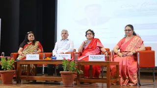 कार्यक्रम के दौरान मंच पर उपस्थित पदाधिकारी। सौ- कालेज