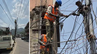 मंडी शहर में अनियंत्रित ट्रक द्वारा तोड़ी गई बिजली लाइन को दुरुस्त करते कर्मी। जागरण
