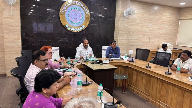 रामगढ़ DC ने की स्वास्थ्य सुविधाओं की समीक्षा, बायोमेट्रिक अटेंडेंस-रोस्टर ड्यूटी को सख्ती से लागू करने का निर्देश
