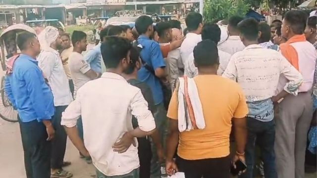 रेलवे स्टेशन पार्किंग में 30 की जगह वसूले जा रहे 50 रुपये, सीतामढ़ी में अवैध वसूली का आरोप
