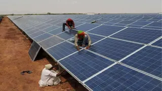 सोलर पैनल लगाते वर्कर। फाइल फोटो