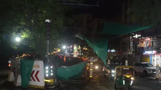 आगरा में आंधी के कारण वाहन चालक हुए परेशान।