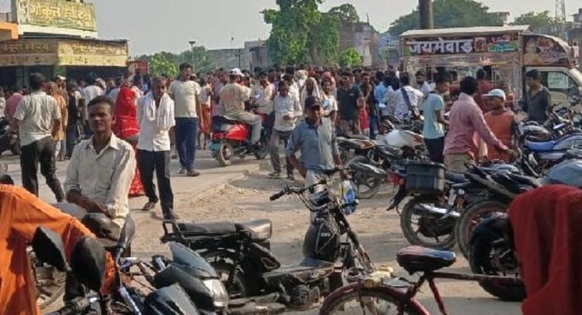 कुशीनगर में अधेड़ की मौत पर बवाल, हत्या का आरोप लगाकर ग्रामीणों ने किया सड़क जाम
