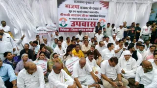 रोशनपुरा चौक पर धरने पर बैठे कांग्रेस नेता।
