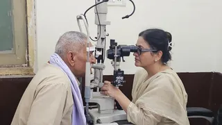 एसएन की डॉक्टर शैफाली मजूमदार मरीज की आंख चेक करने के दौरान।