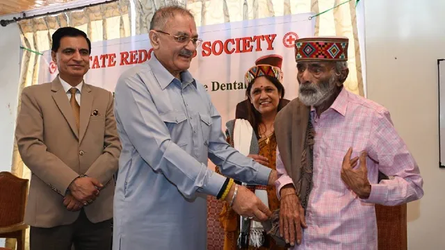 रिटायर्ड क्लर्क को सम्मानित करते राज्यपाल कविंद्र गुप्ता। फोटो जागरण
