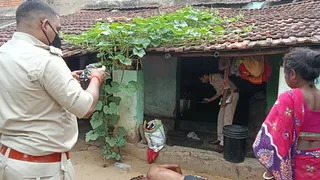 परसूडीह में हत्या की जांच करती पुलिस टीम। (फोटो: जागरण)