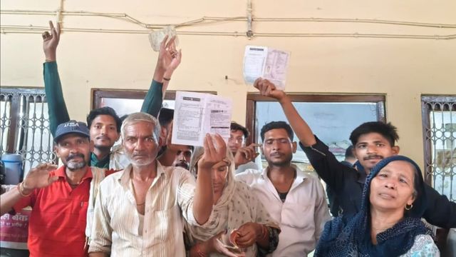 शामली में खाताधारकों के 60 लाख डकार कर बैंक मित्र फरार, पीड़ितों ने किया प्रदर्शन