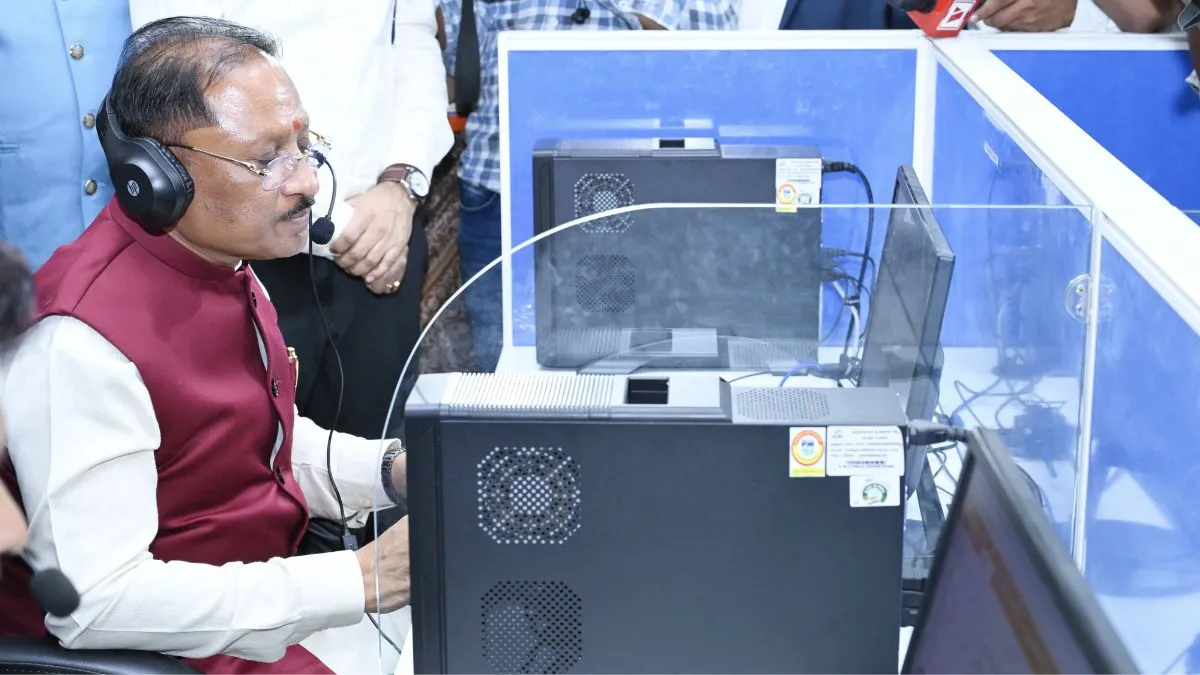 सीएम हेल्पलाइन सेंटर पहुंचे मुख्यमंत्री विष्णुदेव साय, व्यवस्थाओं का लिया  जायजा; बोले- नागरिकों की हर समस्या का तुरंत समाधान हमारी प्राथमिकता - cm sai  reviews chhattisgarh helpline 1076 ensures grievance redressal