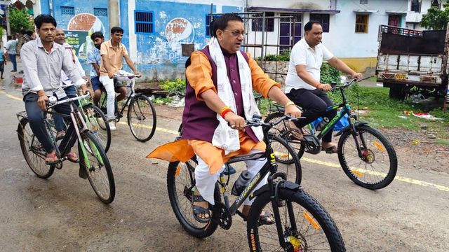 VIP कल्चर छोड़ जब साइकिल पर निकले बिहार के पथ निर्माण मंत्री, पुराने कार्यकर्ताओं के घर पहुंच कर दिया सरप्राइज!
