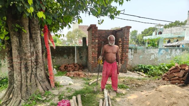 मधेपुरा में 80 वर्षीय बुजुर्ग की अनोखी श्रद्धा, सड़कों से एक-एक ईंट चुनकर खड़ा किया हनुमान मंदिर
