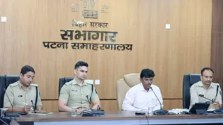 प्रेस कॉन्फ्रेंस करते पटना के डीएम और पुलिस अधिकारी। जागरण