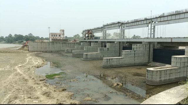 बेलवा डैम तैयार, पर पुरानी धारा की खुदाई अधूरी; पानी बहाव को लेकर बढ़ी ग्रामीणों की चिंता
