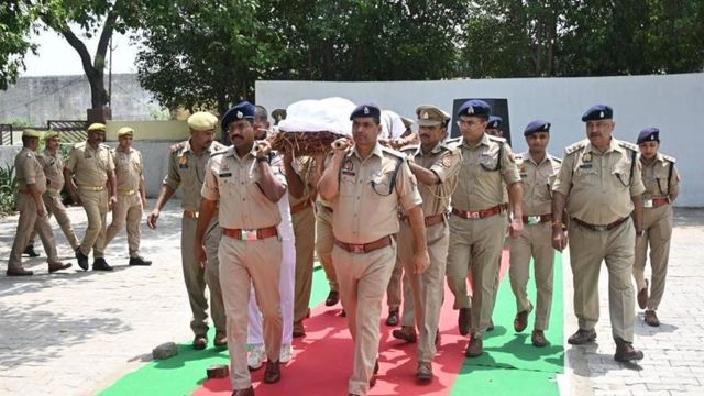 मुरादाबाद से लौटते समय हुआ हादसा, ट्रैक्टर-ट्राॅली से टकराई कार, एटा में तैनात इंस्पेक्टर की मौत