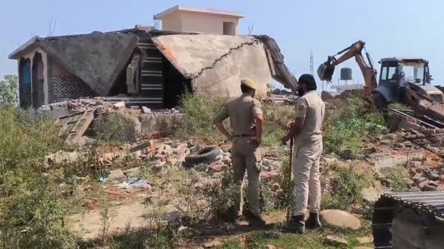 जहां जम्मू पुलिस भी जाने से डरती थी, उस चक बजीरू में चला कानून का बुलडोजर, नशा तस्करों की संपत्ति पल भर में हुई ढेर
